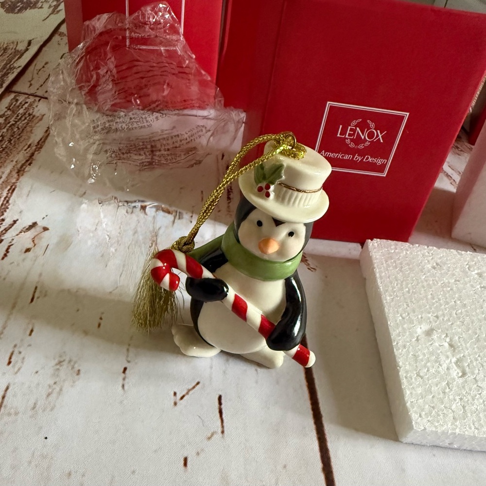 Lenox American by Design very merry porcelain ornament Penguin NIB